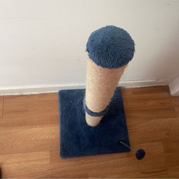 Amazon Basics 34“ Navy & Beige Tall Cat Scratching Post - Picture 5 of 15